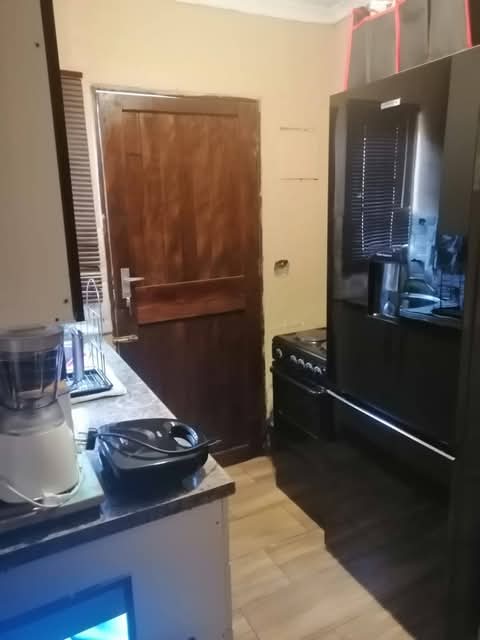 Spacious bachelor available in ext 27 from 01  in Clayville