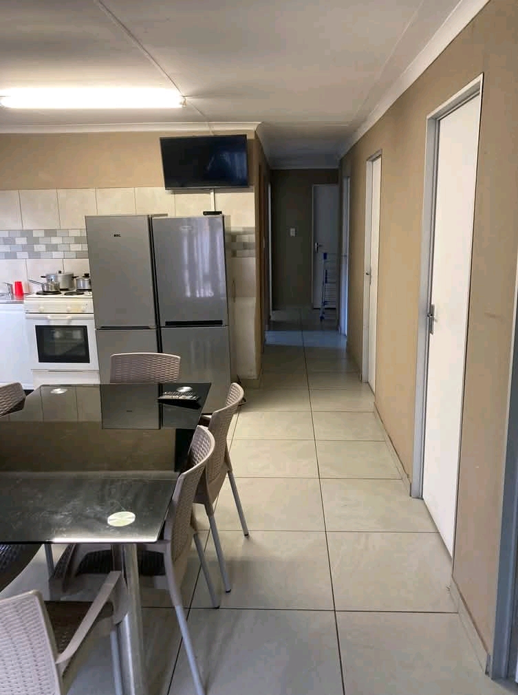 Room to rent in house-share, r3150 for a sing  in Ferndale