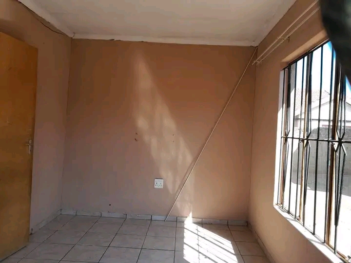 1 bedroom cottage available in east field for  in Vosloorus