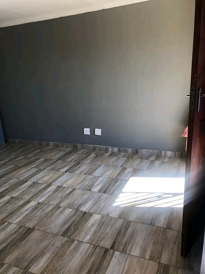 En-suite room to rent at extension 40 for r23  in Protea Glen