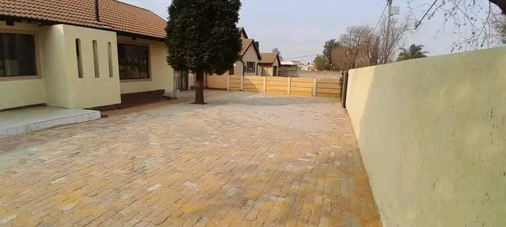 Rental price :r6500 plus deposit🎉
3bedroo  in Leondale