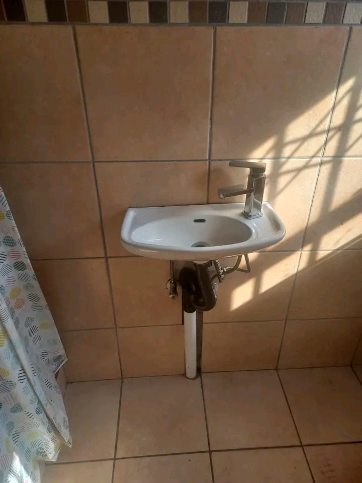1 bedroom cottage to rent for r3500
deposit   in Norkem Park