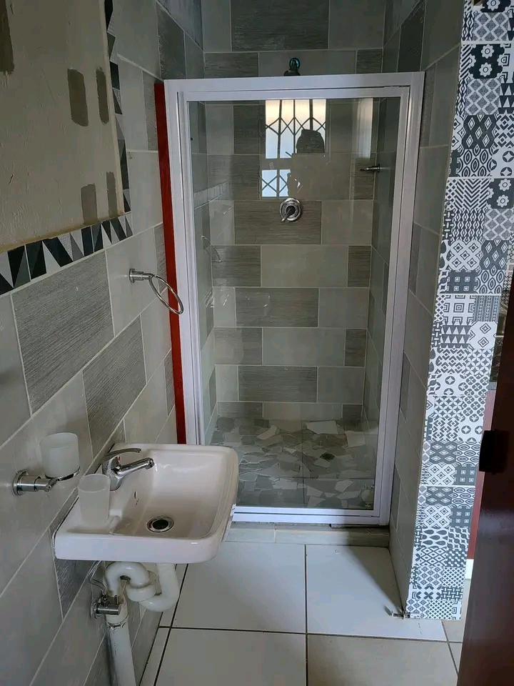 Spacious bachelor unit empty & available imme  in Vosloorus