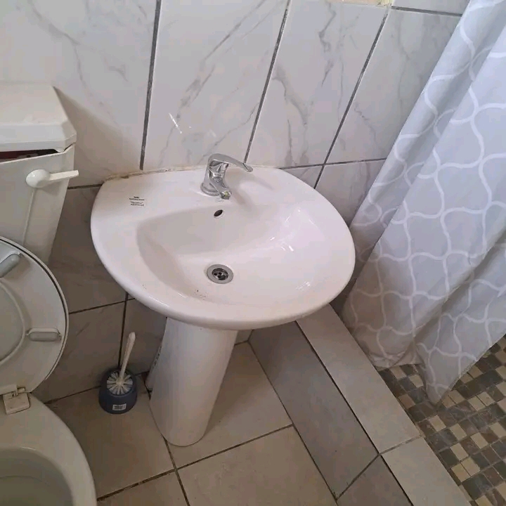 Spacious bachelor to let in osprey street r35  in Kensington