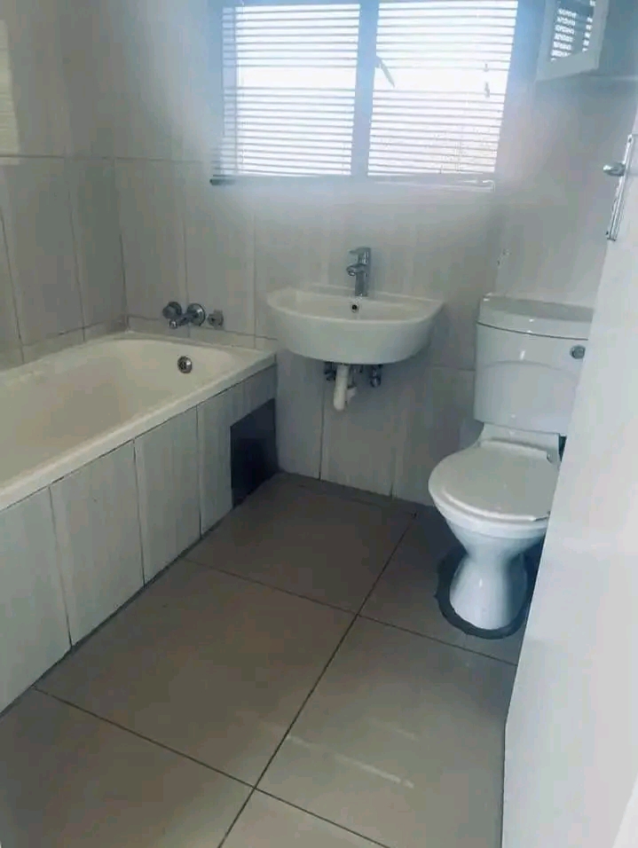•fitted kitchen with a 4 plate stove 
•f  in Glen Marais Kempton
