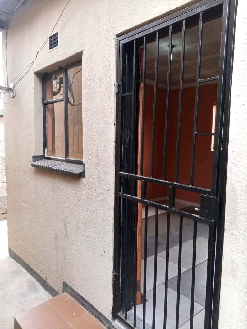 Medium room available rent r1200* water and e  in Dube