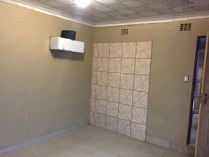 2 room zozo at orlando east opposite diepkloo  in Diepkloof