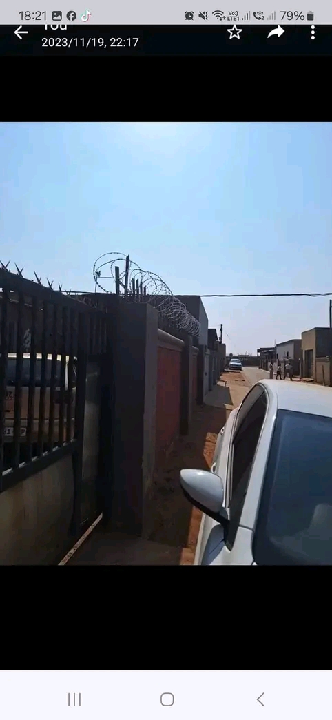 2 rooms available ext  28 phase 1.
each room  in Vosloorus