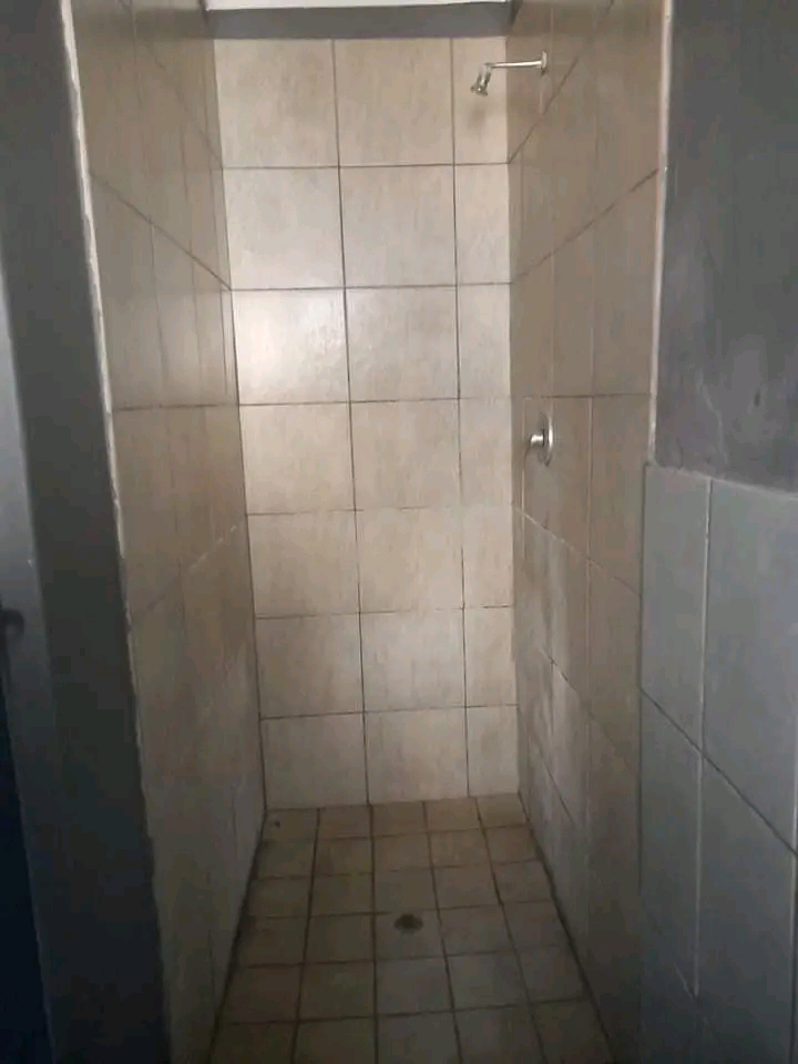 Bachelor unit to let in 7th avenue jhb r2200   in Bezuidenhout Valley