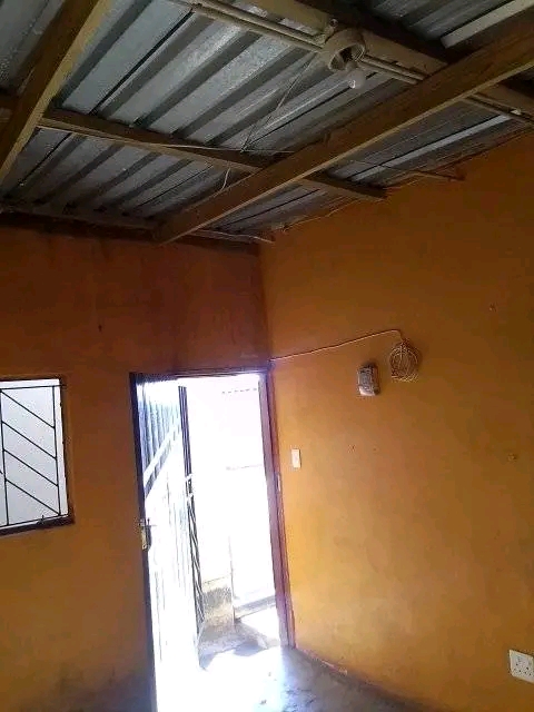 Garage size room available @hospital view sam  in Tembisa