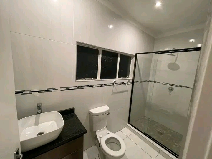 1 bedroom cottage with en-suite ,comes with l  in Norkem Park