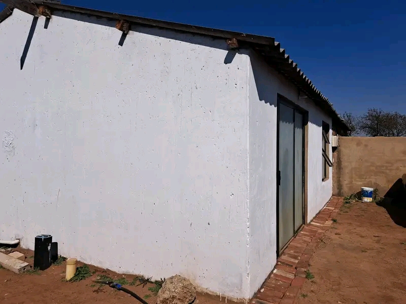 2 beds
main bed has built-ins and ensuite (s  in Zola