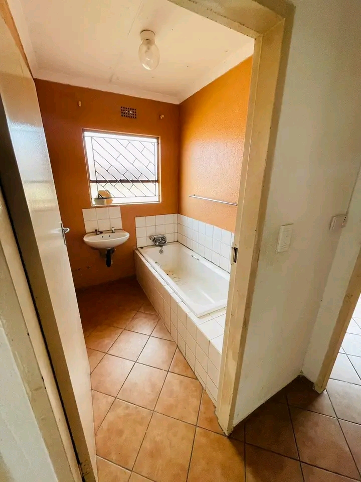 3 bedroom house with fittings,open plan kitch  in Birch Acres