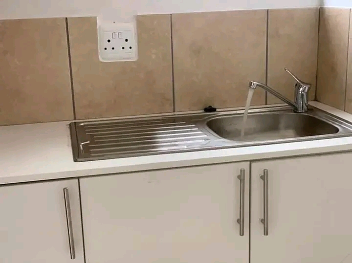 Bachelor units available in ext 31 from 1 aug  in Roodekop
