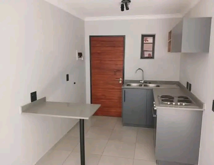 Bachelor available for rental in town whastpp  in Tembisa