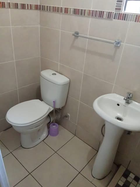 Cottage available to rent r3200 deposit r3200  in Rosettenville