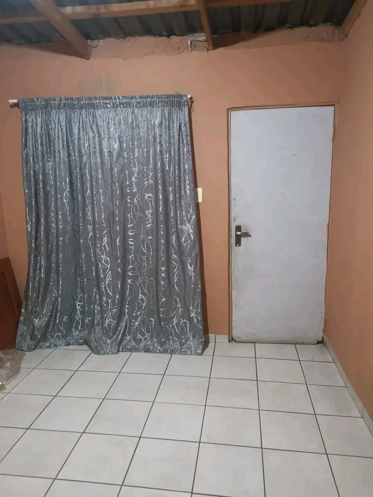 Room available for rent – mailula
r800 per  in Vosloorus