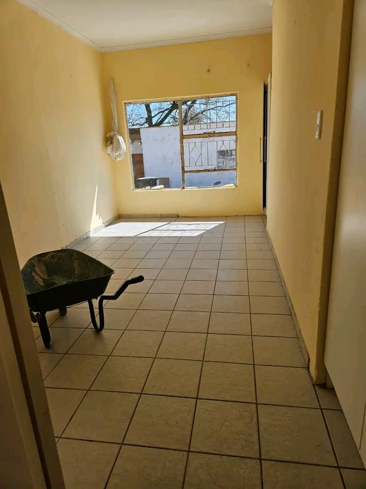 1 bedroom  cottage, comes with  fitted wardro  in Old Birch Acres