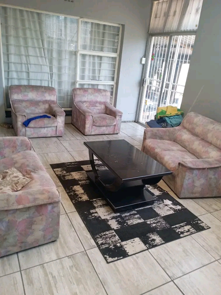 Meduim outside room to rent
r2000
water is   in Lambton Gardens