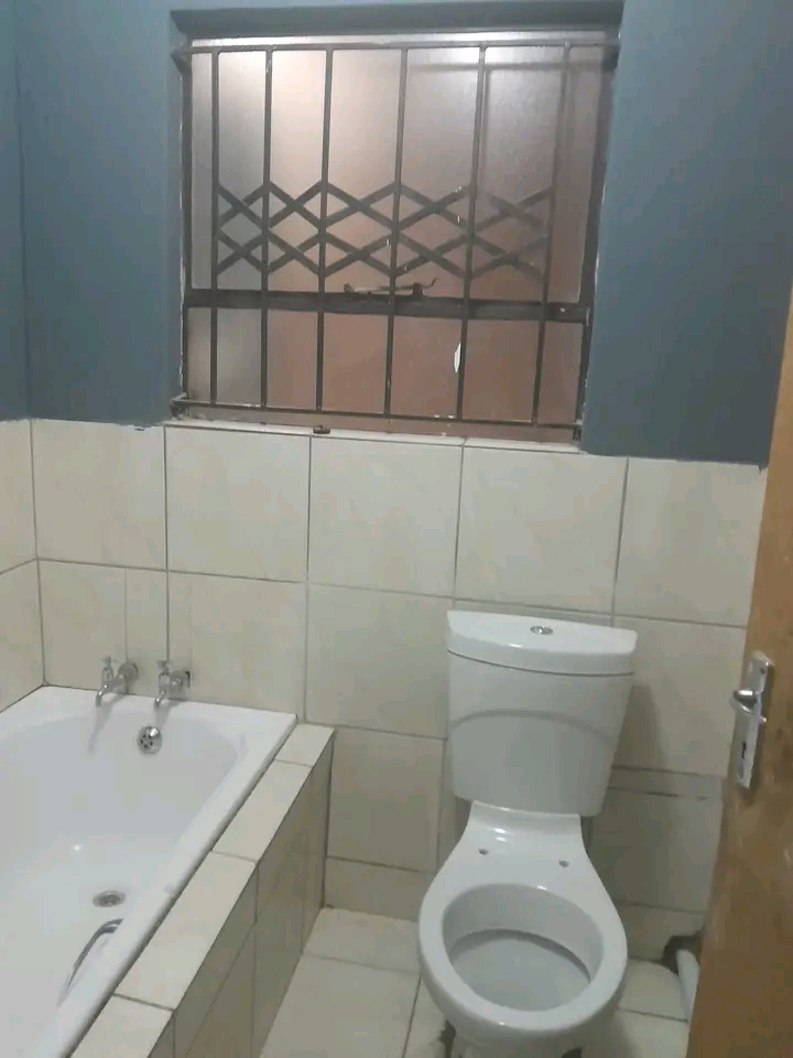 Bachelor available r3300 deposit r2000 payabl  in Olievenhoutbosch