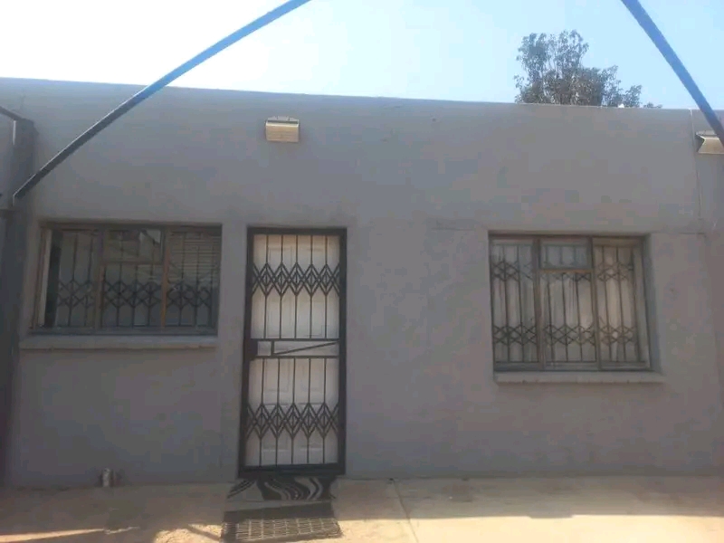 2 bedroom cottage, with a laundry room, showe  in Kempton Park