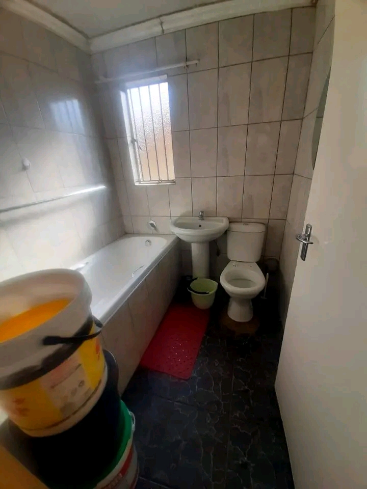 2 bedroom house -with 4 outside rooms -to ren  in Ebony Park