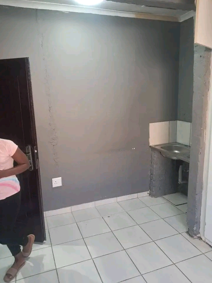 Room to rent 2300 contact me  in South Hills