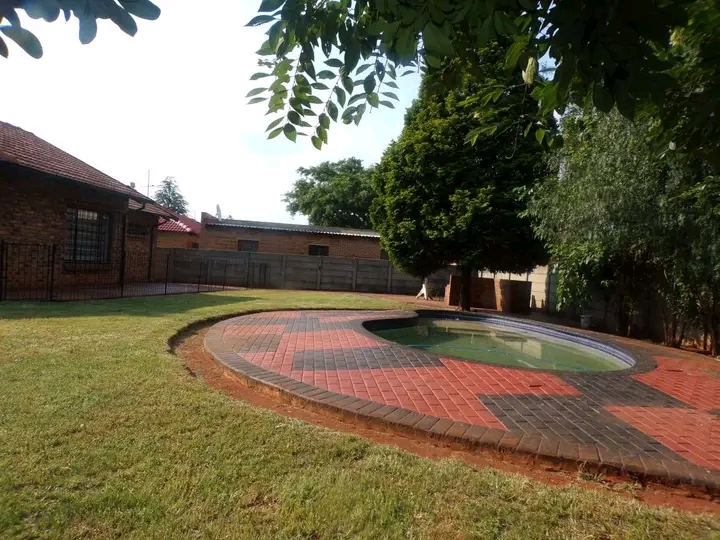 House for rental 
rental r8700 plus deposit   in Dawn Park