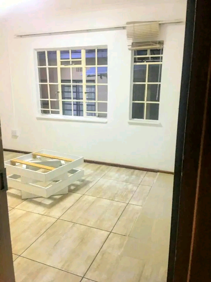 Ensuite room to rent 
rent r2700
deposit r1  in Troyeville