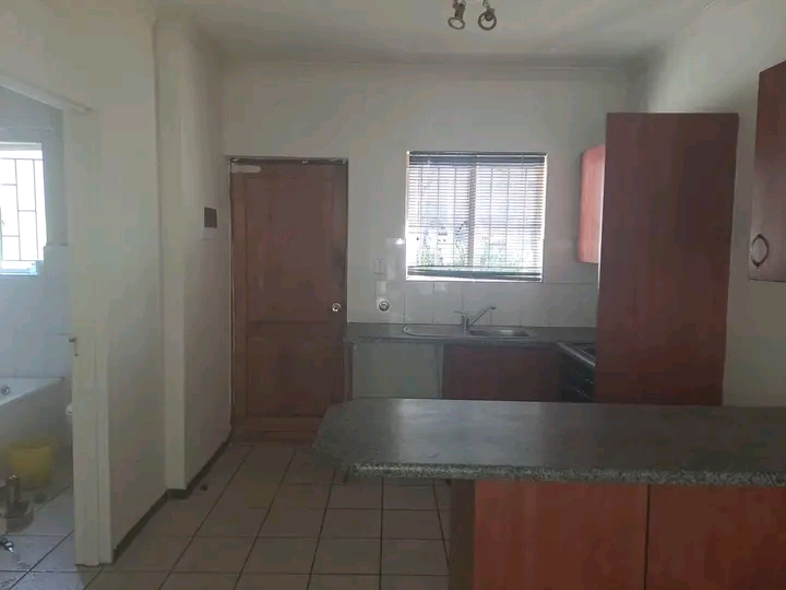 To rent: ground floor bachelor unit within se  in Edenvale