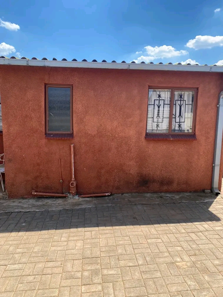 House available again 
zone 13 
r3400
thre  in Sebokeng