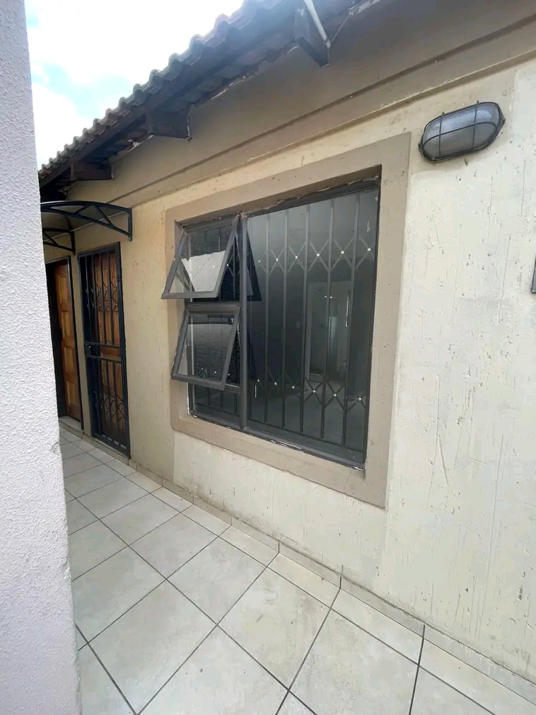 Room available 
20401 sene street ext 20 sow  in Protea Glen