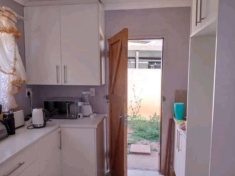 House available to rent 
available for immed  in Dawn Park
