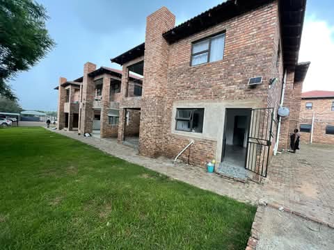 Open plan cottage with a fitted waldrobe,fitt  in Glen Austin