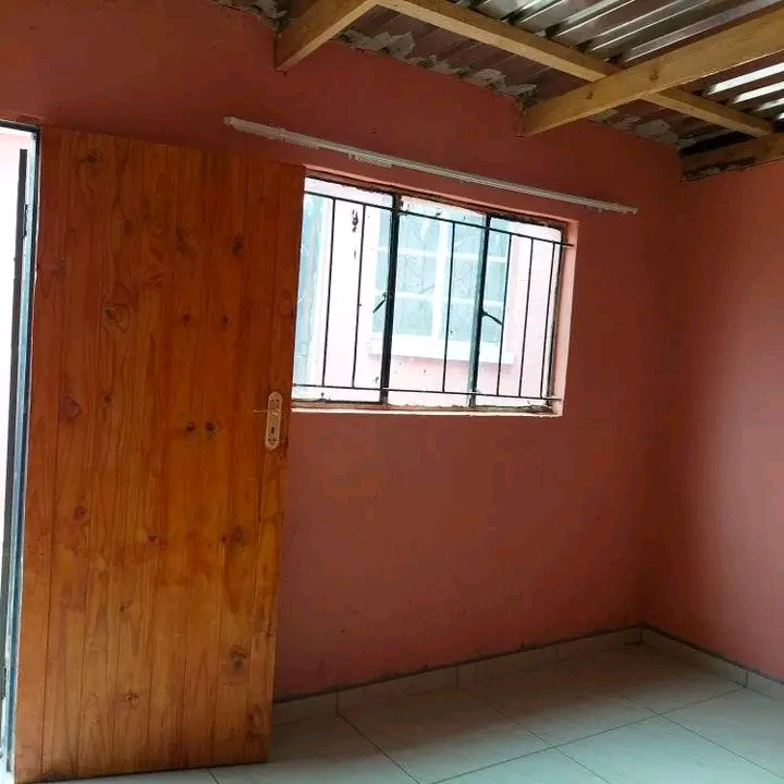 1500 garage to rent immediately zone 10 next   in Meadowlands