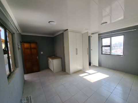 Bachelor to rent in ext 11 for r3000
free un  in Protea Glen
