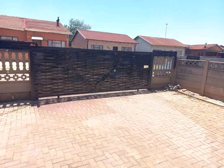 House to rent, available immediately

are:   in Vosloorus
