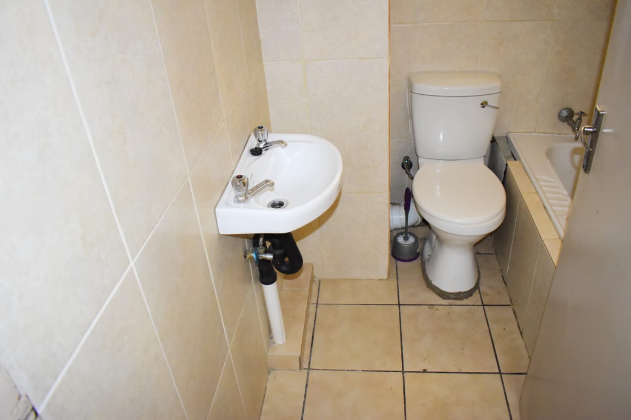 Clean & secure bachelor flat available in ber  in Berea