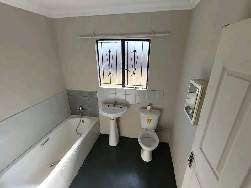 2 bedroom 🛌1 bath🚽🛀house to rent 
b  in Dawn Park