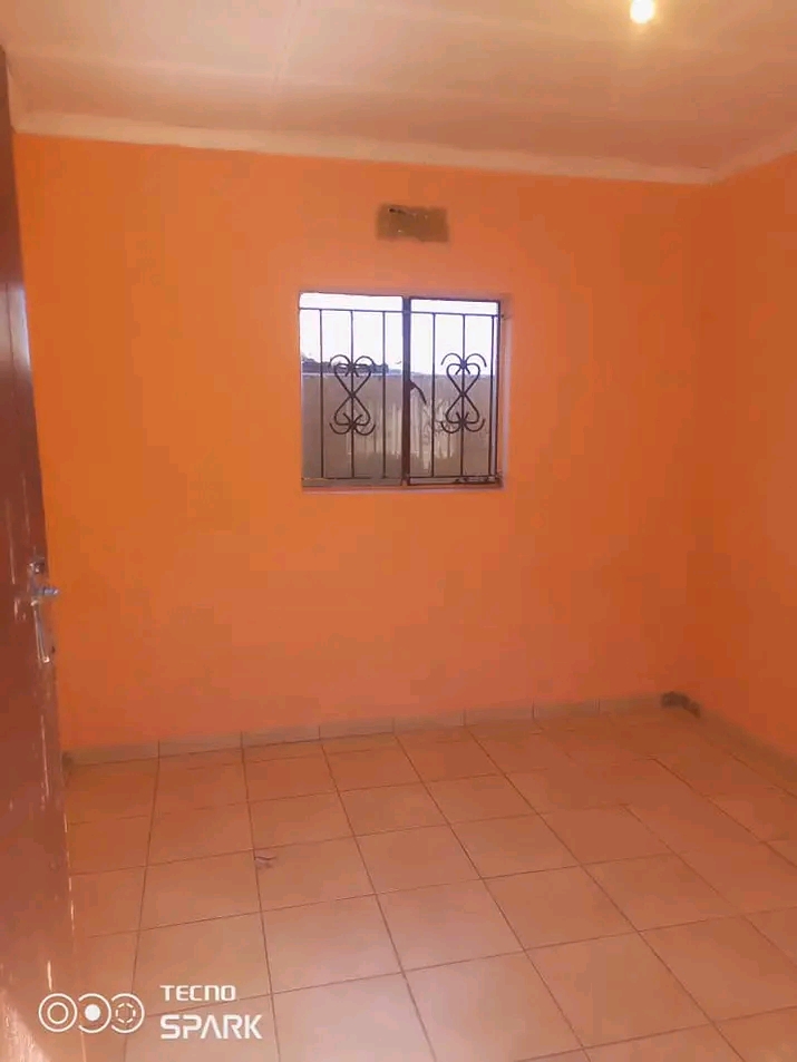 Standard room available at zone10 rent r1200   in Meadowlands