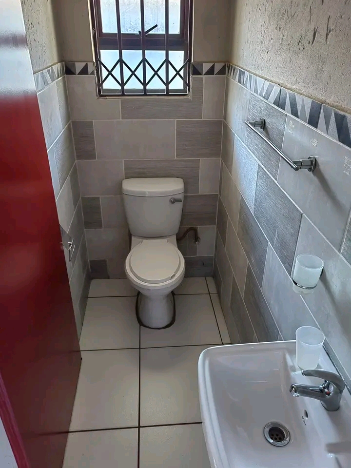 Spacious bachelor unit empty & available imme  in Vosloorus