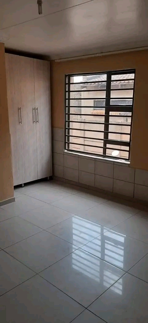 Fitted bachelor room available to rent immedi  in Vosloorus