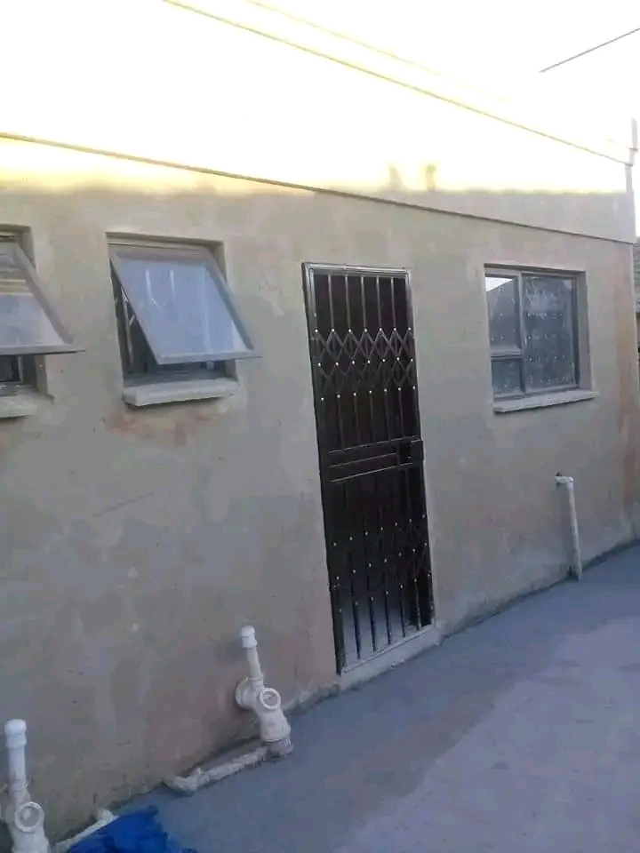 Bachelor room available at ext 8 near thuto l  in Vosloorus