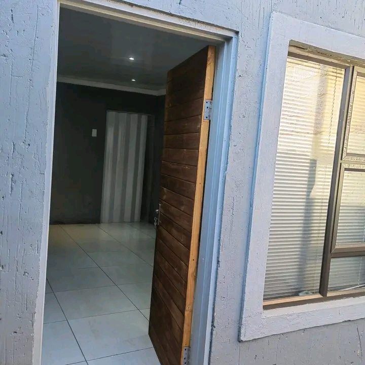 Bachelor to lease at ext 2 for r2000
water a  in Protea Glen