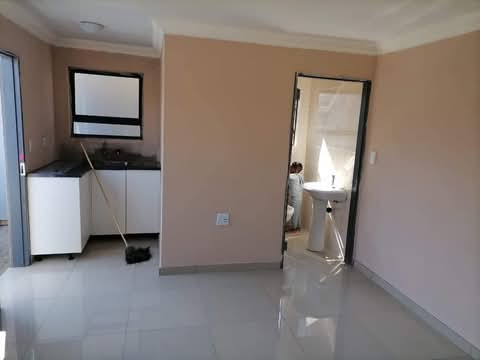 Bachelor room available to rent.location : ex  in Clayville