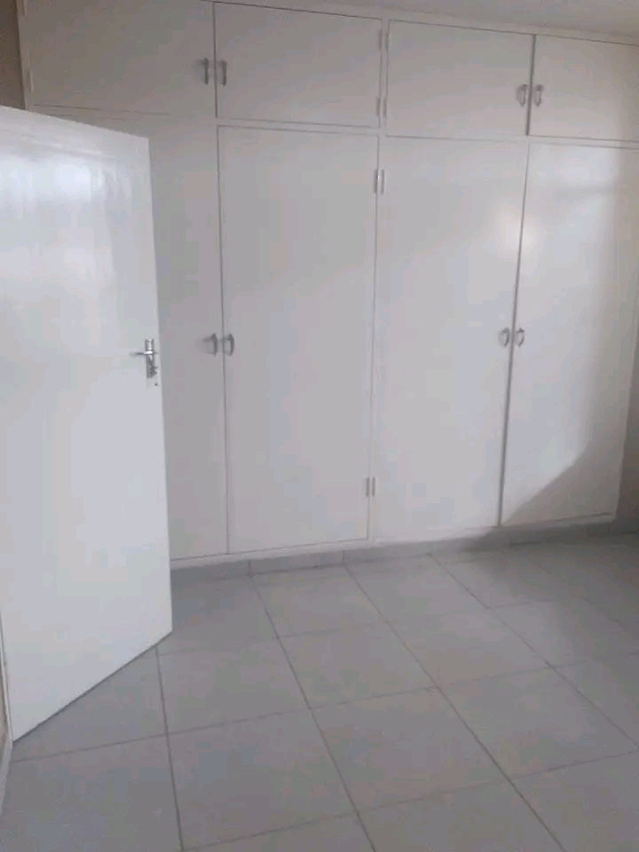 Big room available at brinkside flats celleir  in Sunnyside