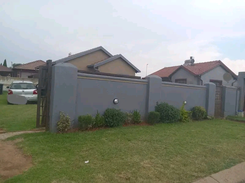 House available rent 
r5500 + r5500 deposit   in Dawn Park