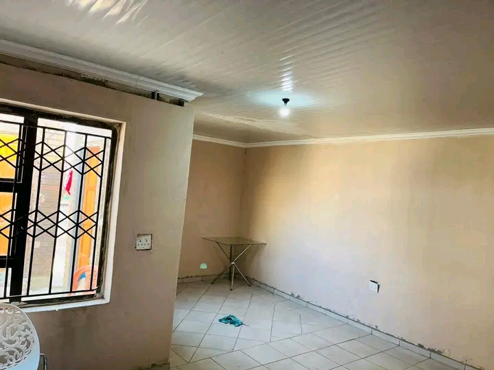 A spacious bachelor unit in ext 1.immediately  in Rabie ridge