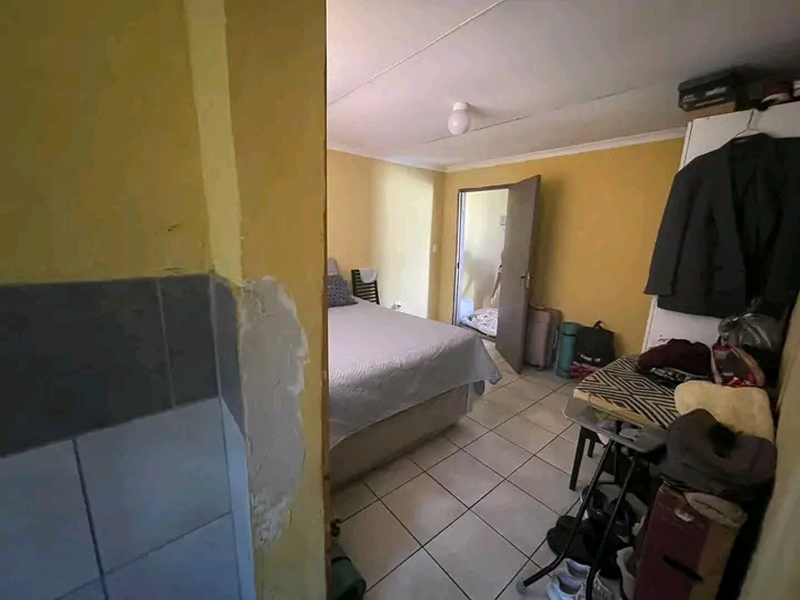 1 separate bedroom cottage with open plan kit  in Esther Park