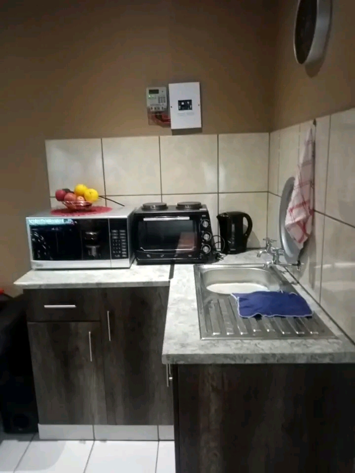 Bachelor to rent for r2500pm+deposit,free wi-  in Spruitview